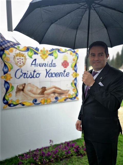 Ni la lluvia privó hoy el descubrimiento de las placas que dan nombre a la avenida Cristo Yacente en Alcantarilla