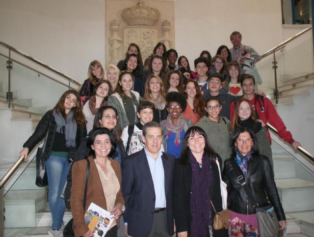 El alcalde recibe a un grupo de alumnos del Liceo Laura Bassi de la ciudad italiana de Bolonia