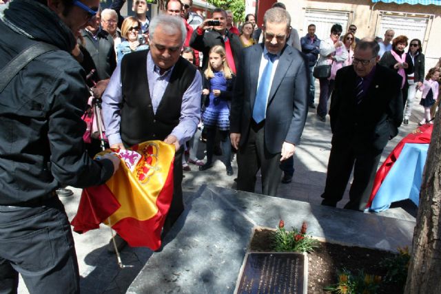 96 alumnos del entonces colegio público 'Jacinto Benavente' recuerdan tras 25 años, la plantación del más legendario olmo en su plaza
