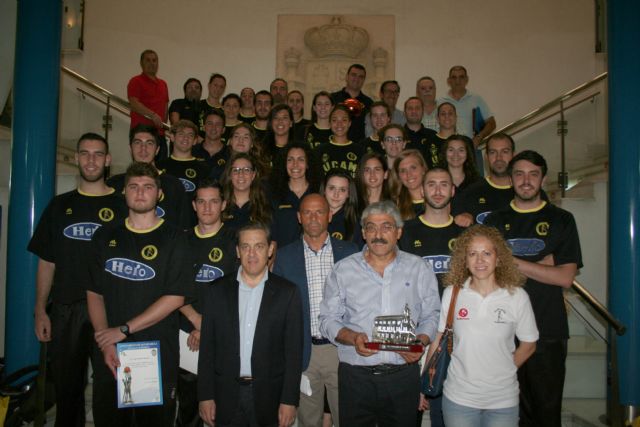 El alcalde recibe a los tres equipos ascendidos del club baloncesto JAIRIS de Alcantarilla