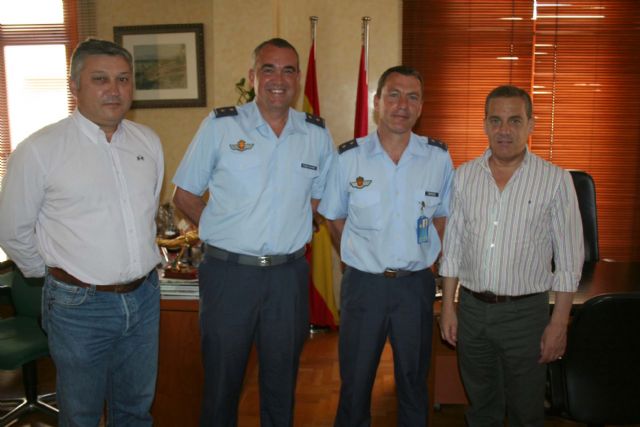 Despedida oficial con el alcalde de Alcantarilla del Jefe del Escuadrón de Zapapadores Paracaidistas (EZAPAC)