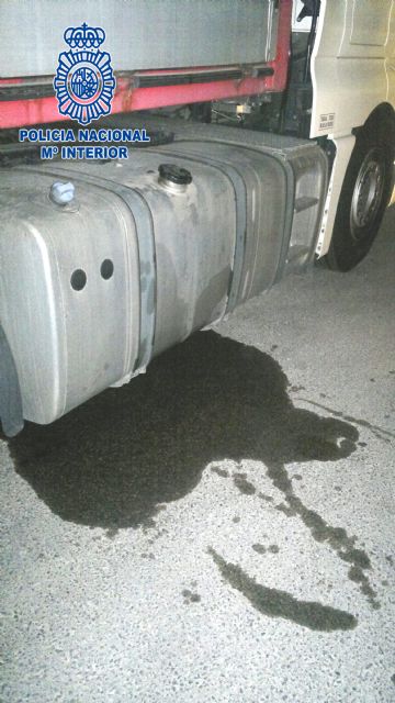 La Policía Nacional detiene 'in fraganti' a tres personas por robo de combustible en Alcantarilla