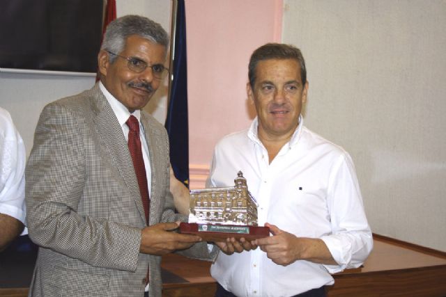 El ministro de Salud Pública de la República Árabe Saharaui visita al alcalde