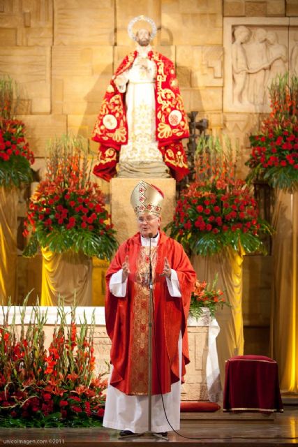 El obispo de Cartagena, D. José Manuel Planes, recibirá el Gallo de Oro 2015
