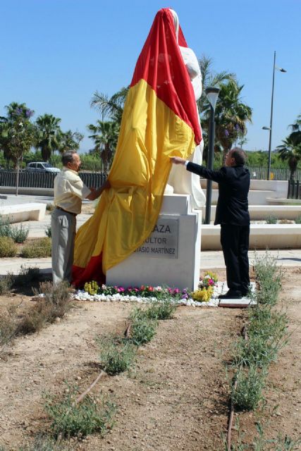 El escultor alcantarillero Anastasio Martínez Valcárcel dona una obra suya para la plaza que lleva su nombre, junto al Museo de la Huerta