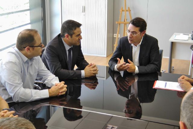 El consejero de Presidencia y Empleo en funciones, José Gabriel Ruiz, visita en Alcantarilla uno de los programas de empleo y formación