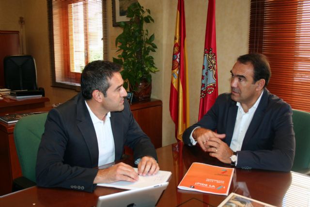 Alejandro Samanes, Director General de 7 TV Región de Murcia, dio a conocer los nuevos proyectos de la antena autonómica al Alcalde de Alcantarilla, Joaquín Buendía
