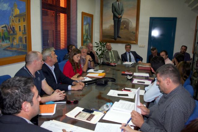 La Comisión de Calidad del Aire se reúne ayer en Alcantarilla, asistiendo representantes de la empresa Derivados Químicos como invitados