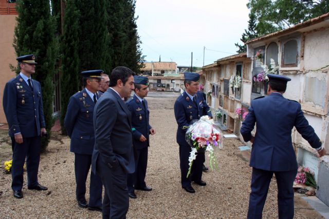 Flores a los soldados que se encuentran en nichos de la Base Aérea de Alcantarilla en nuestro Cementerio Municipal