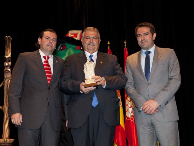 La Federación de Peñas Festeras entregó el Premio Oinokoe 2015 a los Carnavales de Águilas