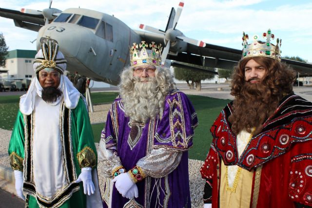 En Alcantarilla SSMM Los Reyes Magos llegaron en avión a la Base Aérea