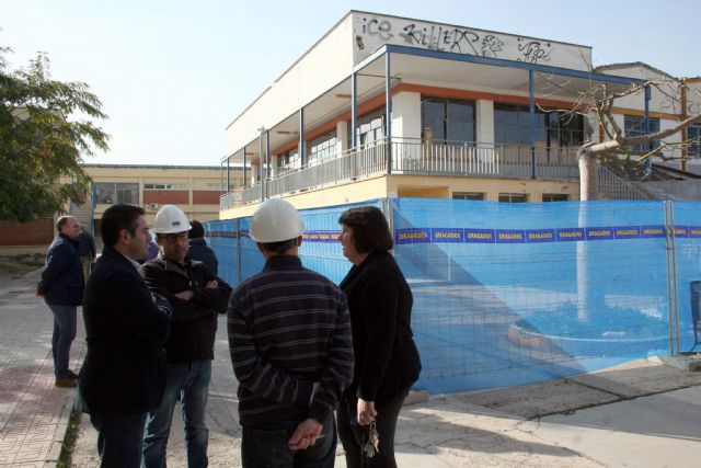 El alcalde de Alcantarilla, Joaquín Buendía, visita las ya iniciadas obras de reforma y ampliación del Instituto 'Sanje', en las que la Consejería de Educación invertirá dos millones de euros
