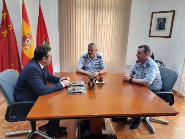 El alcalde recibe al coronel jefe saliente de la Base Aérea de Alcantarilla y a su relevo