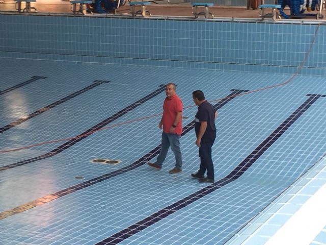 El Ayuntamiento realiza trabajos de mantenimiento en la piscina municipal cubierta para que esté a punto para la temporada deportiva