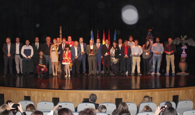 La Federación de Peñas Festeras entregó el Premio Oinokoe 2016 a la Agrupación Sardinera de Murcia