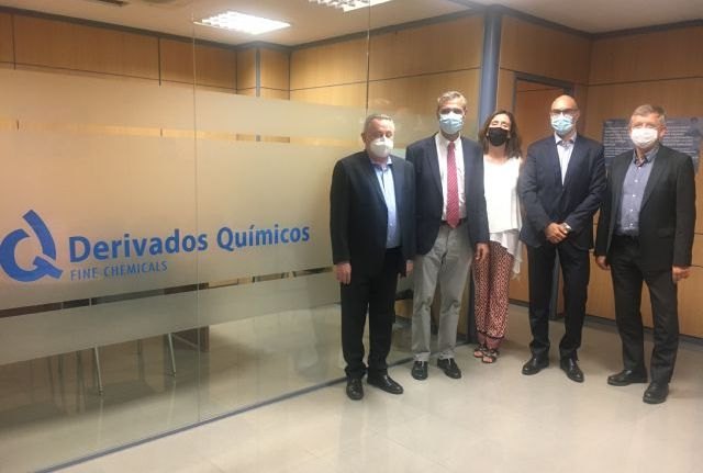 El decano y la vicedecana de la Facultad de Química de Murcia visitan las instalaciones de la Derivados Químicos