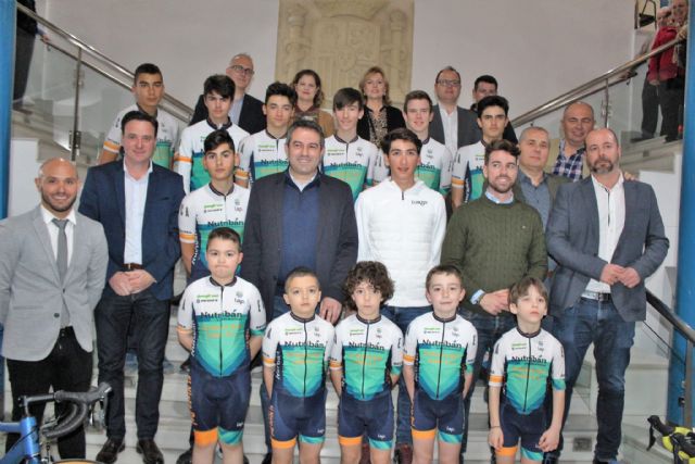 El alcalde recibe al equipo cadete y a los alumnos de la Escuela Ciclista Alcantarilla ECA Cycling