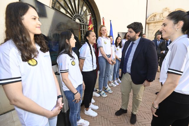 El Presidente de la CARM recibe a Hozono Global Jairis tras su ascenso a Liga Femenina Endesa