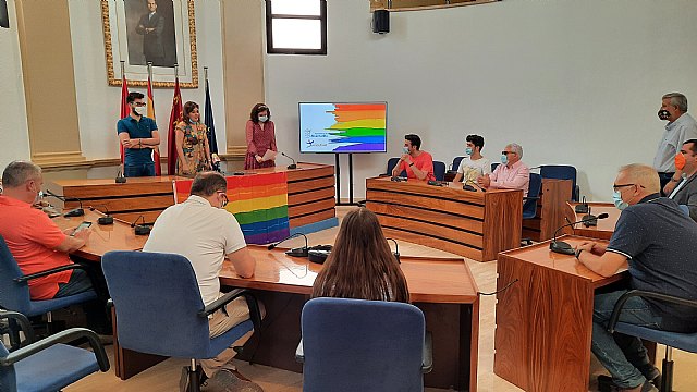Las asociaciones juveniles de Alcantarillan leen el manifiesto para conmemorar el Día del Orgullo LGTBI