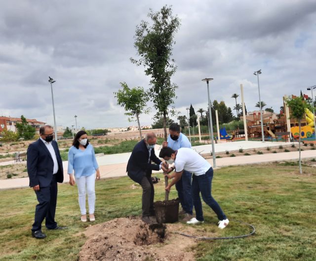 Alcantarilla se suma a la campaña Un árbol por Europa con la plantación de una encina en el Parque del Acueducto