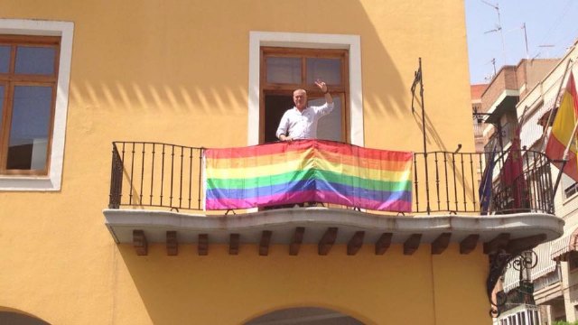 El Ayuntamiento de Alcantarilla muestra por primera vez en su historia la bandera arco iris en el balcón Consistorial desde el día 1 de Julio.