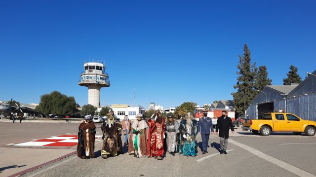 Los Reyes Magos llegan a la Base Aérea y recorren en una comitiva todos los barrios de Alcantarilla