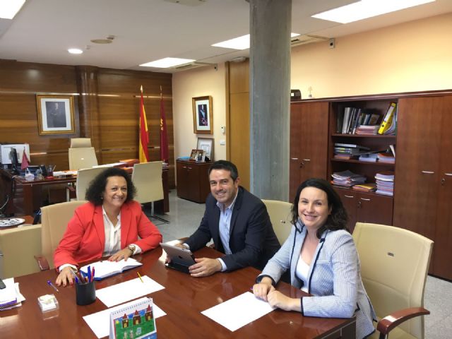El alcalde se reúne en Fomento, con la secretaria general de la Consejería y la directora general de Ordenación del Territorio, Arquitectura y Vivienda
