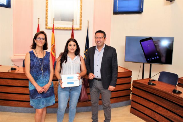 María Victoria Sánchez, consigue el iPad sorteado entre los primeros usuarios en descargarse la APP Alcantarilla SamartCity y estar entre las 484 personas que cumplimentaron la encuesta