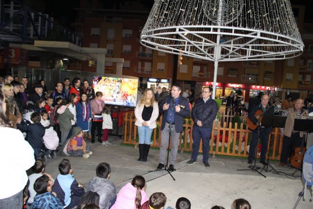 Desde ayer tarde Alcantarilla ya luce su alumbrado navideño y se presentó la programación de Navidad Cultural