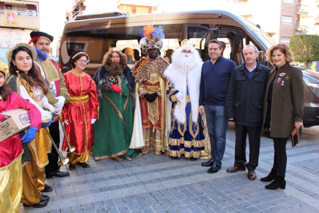 Los Reyes Magos de la Cofradía de Jesús de Murcia, un año más pasaron por la Casa-Taller de El Campico en Alcantarilla