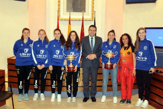 El alcalde, en el Día Internacional de la Mujer, recibió a las 6 jugadoras del Alcantarilla Futsal que se han proclamado recientemente campeonas de España sub-17 y sub-21 con la selección territorial murciana