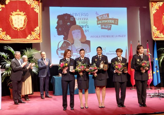 Alcantarilla entrega los Premios de la Mujer 2024 a Milagros Florenciano y a las cinco policías locales del municipio