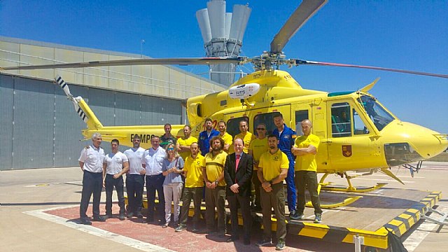 El director general visita las instalaciones de los servicios regionales de emergencias en la Base Aérea de Alcantarilla