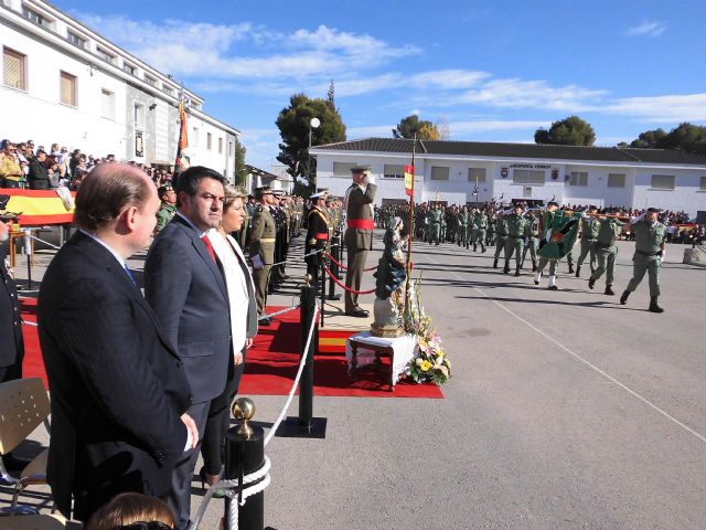 El alcalde de Alcantarilla, Joaquín Buendía, asiste a los actos de la Patrona del Arma de Infantería, en el Regimiento Zaragoza 5 de Paracaidistas