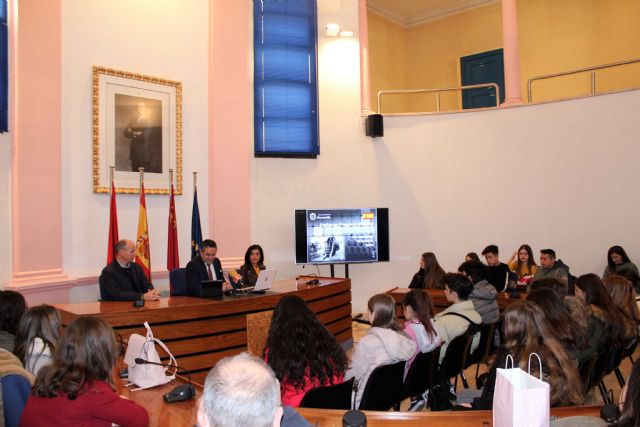 El alcalde recibe a las representaciones de ocho centros, de diferentes países, dentro de uno de los programas Erasmus