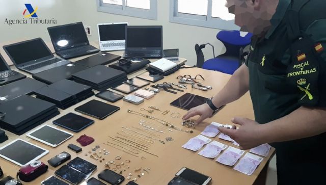 La Guardia Civil recupera en el Puerto de Melilla, gran cantidad de efectos electrónicos y joyas robados en la Península