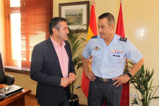 El teniente coronel Casas, jefe del EZAPAC, se despide del alcalde de Alcantarilla, Joaquín Buendía, tras su ascenso y nuevo destino en el Cuartel General del Ejército del Aire