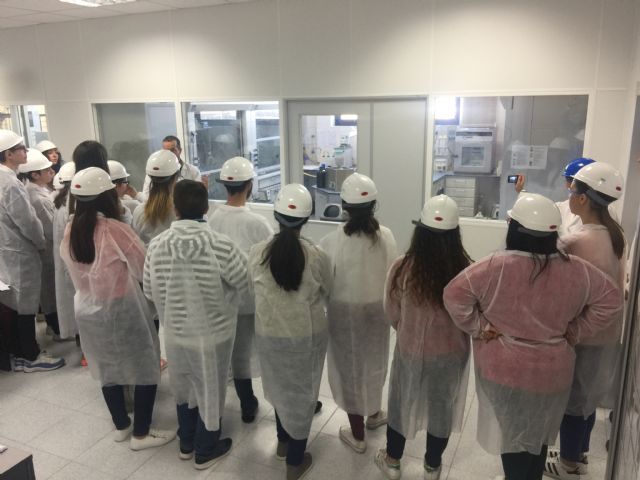 Escolares de Alcantarilla conocen sobre el terreno cómo trabaja Derivados Químicos