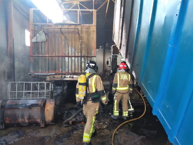 Bomberos del CEIS apagan el incendio en el interior de un almacén de maderas de Alcantarilla