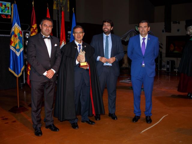 Desde anoche las Fiestas de Alcantarilla ya cuentan con Brujo del Año, Javier Ybarra, director general de Hidrogea, tras su nombramiento