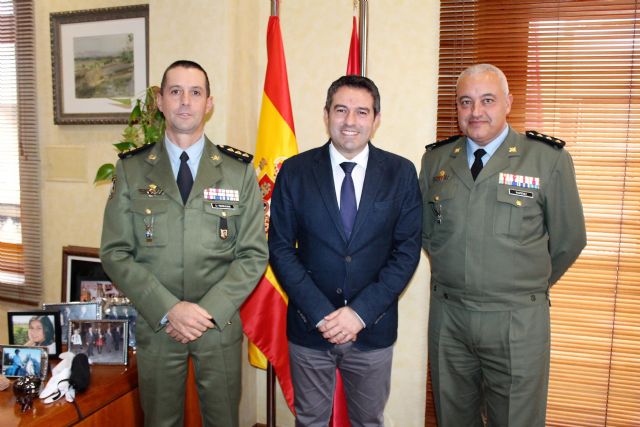 Despedida del coronel jefe del Regimiento de Infantería Zaragoza 5 de Paracaidistas del alcalde y presentación de su relevo
