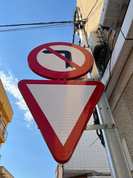El Ayuntamiento de Alcantarilla renueva las señales de tráfico en el casco urbano