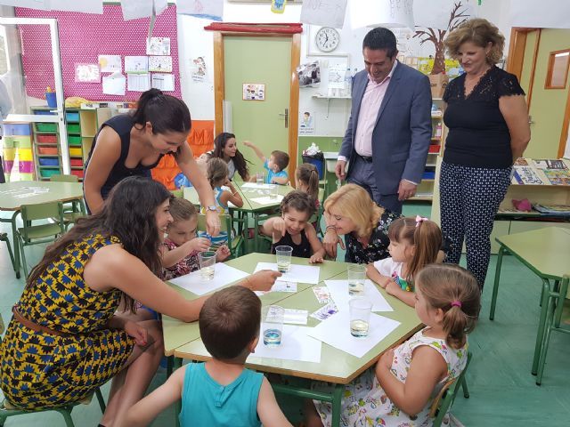 La consejera de Familia visita la escuela de verano de Alcantarilla