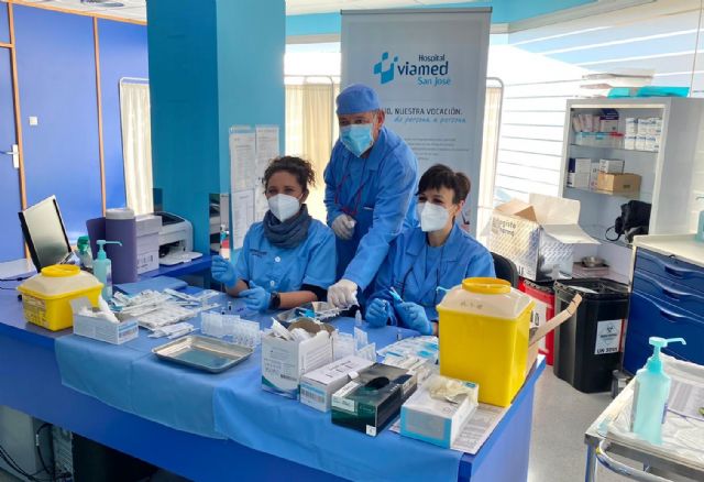Administrada la primera dosis de la vacuna entre el personal del Hospital San José de Alcantarilla