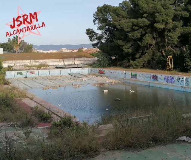 Juventudes Socialistas de Alcantarilla recoge firmas a favor de la piscina de verano