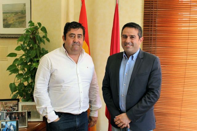 El alcalde recibe al nuevo presidente de la Junta de Hermandades y Cofradías Pasionarias