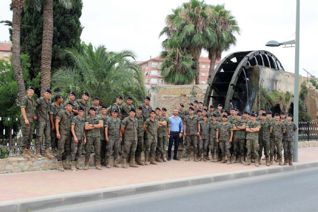 Paracaidistas del Regimiento de Infantería Zaragoza N° 5, con sede en el Acuartelamiento de Santa Bárbara, visitan el Museo de la Huerta de Alcantarilla
