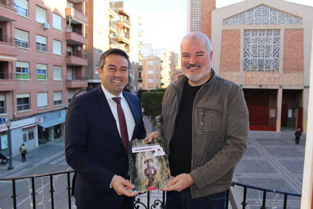 La Sociedad Geográfica de la Región de Murcia entrega al alcalde el calendario para 2019 elaborado con bellos paisajes de la geografía regional