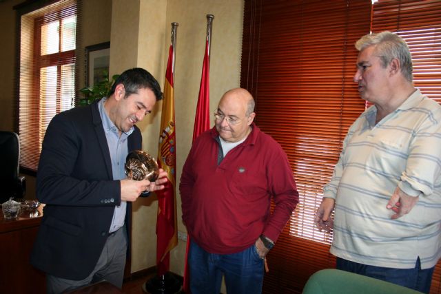AVITE muestra al Alcalde de Alcantarilla el premio León de Bronce obtenido en el Festival de Cannes