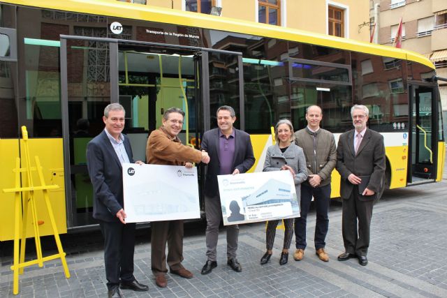 El Ayuntamiento de Alcantarilla suscribe un convenio con la empresa de autobuses LAT, en el que aumenta la oferta de transporte público bonificado para los estudiantes de nuestro municipio